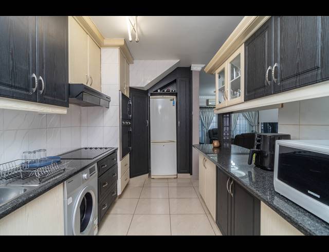 3 BEDROOM APARTMENT FOR SALE IN GLEN HILLS